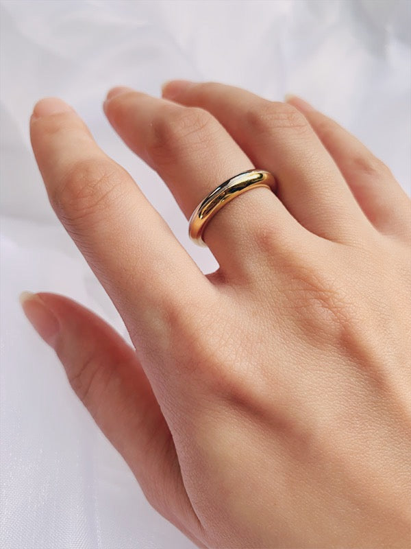 Duo toned slim ring on middle finger by SH & Co. Jewelry