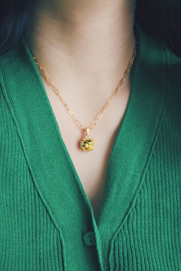 Elegant vintage-style necklace featuring sparkling cubic zirconia stones and a gold-plated chain.
